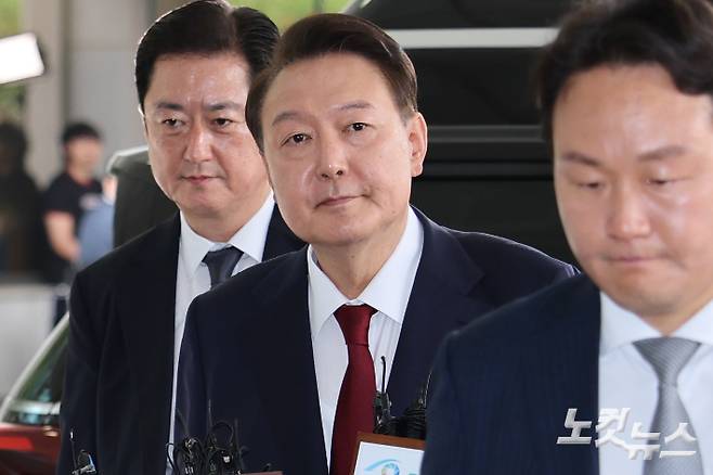 윤석열 전 대통령이 28일 오전 대면 조사를 받기 위해 서울 서초구 서울고검에 마련된 내란특검 사무실로 출석하고 있다. 황진환 기자