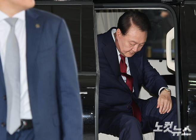 윤석열 전 대통령이 28일 오전 대면 조사를 받기 위해 서울 서초구 서울고검에 마련된 내란특검 사무실로 출석하고 있다. 황진환 기자