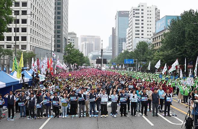 전국민주노동조합총연맹(민주노총) 산하 단체 회원들이 28일 오후 서울 숭례문 인근에서 '최저임금인상·노동기본권 쟁취 민주노총 결의대회'에 참석해 구호를 외치고 있다. 연합뉴스