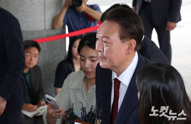 윤석열 전 대통령이 28일 오전 대면 조사를 받기 위해 서울 서초구 서울고검에 마련된 내란특검 사무실로 출석하고 있다. 황진환 기자