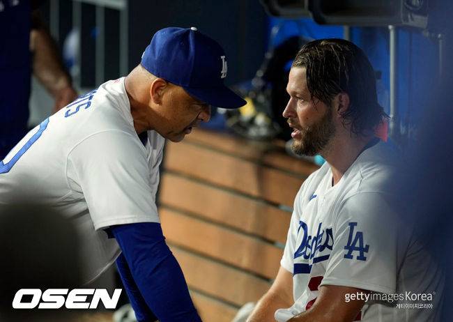 [사진] LA 다저스 데이브 로버츠 감독(왼쪽)이 클레이튼 커쇼와 대화를 나누고 있다. ⓒGettyimages(무단전재 및 재배포 금지)