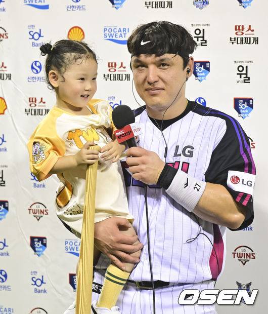 [OSEN=잠실, 박준형 기자]프로야구 LG 트윈스가 KIA 타이거즈를 꺾고 공동 1위로 올라섰다.&nbsp;LG는 27일 서울 잠실구장에서 열린 2025 KBO리그 LG KIA와 시즌 6차전 맞대결에서 4-3 역전승을 거뒀다. 박동원이 역전 스리런 홈런을 터뜨렸고, 8회 문성주가 결승타를 때렸다.&nbsp;LG는 지난 14일 이후 1위 자리에 복귀했다. 이날 SSG 랜더스에 패한 한화와 공동 1위가 됐다.&nbsp;경기종료 후 LG 박동원이 딸과 함께 수훈 선수 인터뷰를 하고 있다.  2025.06.27 /soul1014@osen.co.kr