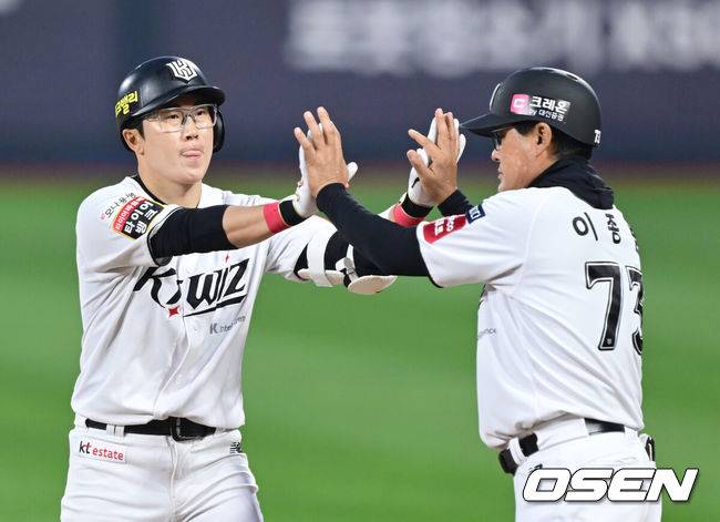 [OSEN=수원, 김성락 기자] 22일 오후 수원 KT위즈파크에서 ‘2025 신한 SOL Bank KBO리그’ KT 위즈와 SSG 랜더스의 경기가 열렸다.홈팀 KT는 오원석, 원정팀 SSG는 김광현을 선발로 내세웠다. 1회말 무사 1, 3루 KT 허경민이 선취 1타점 적시타를 날린 뒤 이종범 코치와 하이파이브를 하고 있다. 2025.04.22 / ksl0919@osen.co.kr
