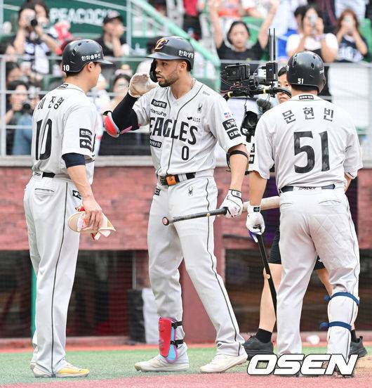 [OSEN=인천, 김성락 기자] 28일 인천 SSG랜더스필드에서 ‘2025 신한은행 SOL Bank KBO리그’ SSG 랜더스와 한화 이글스의 경기가 열렸다.이날 SSG는 앤더슨,한화는 폰세를 선발로 내세웠다. &nbsp;6회초 1사 1, 3루 한화 리베라토가 역전 3점 홈런을 날린 뒤 홈에서 주자 이진영, 문현빈과 기쁨을 나누고 있다. 2025.06.28 / ksl0919@osen.co.kr