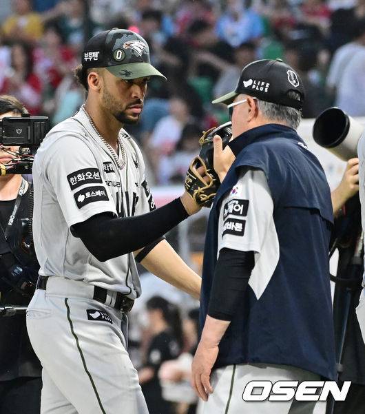 [OSEN=인천, 김성락 기자] 프로야구 한화 이글스가 에이스 맞대결에서 짜릿한 역전승을 거뒀다.&nbsp;한화는 28일 인천 SSG랜더스필드에서 열린 ‘2025 신한은행 SOL Bank KBO리그’ SSG 랜더스와의 경기에서 5-2로 승리했다. 한화는 이날 승리로 주말 3연전 1승 1패 균형을 맞췄다.경기 종료 후 한화 리베라토, 김경문 감독이 기쁨을 나누고 있다. 2025.06.28 / ksl0919@osen.co.kr