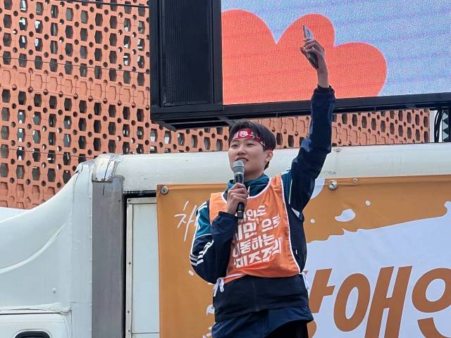 ▲전국장애인차별철폐연대 집회에서 연대발언에 나선 예은 씨 ⓒ 호수