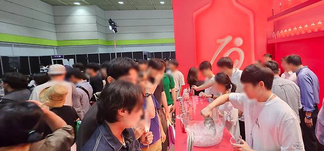 화요가 10년 만에 내놓은 신제품 ‘화요19金(금)’ 부스. 박윤희 기자