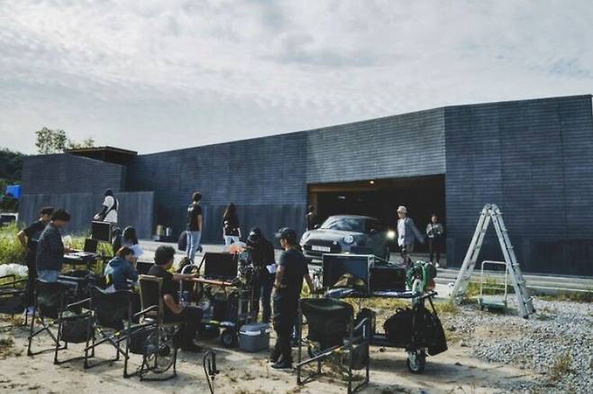 2018년 전북 전주 상림동 영화종합촬영소에 마련된 영화 '기생충' 세트장에서 제작진들이 촬영을 진행하고 있다. 전주시 제공