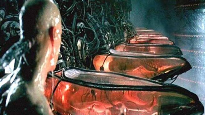 영화 메트릭스에서 네오는 빨간약을 먹고 잠에서 깨어난 후, 인간이 AI의 에너지원으로 쓰이고 있는 현실을 목도한다. 매트릭스 영화 장면 캡처