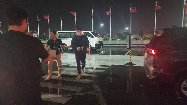 필리핀에서 붙잡힌 111억원 규모 투자 리딩방 사기 총책 A(26)씨가 28일 국내로 송환되고 있다.&nbsp;경찰청 제공