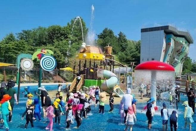 전북 고창군 나들목 물놀이 시설을 찾은 가족 단위 방문객들이 무더위를 식히고 있다. 고창군 제공