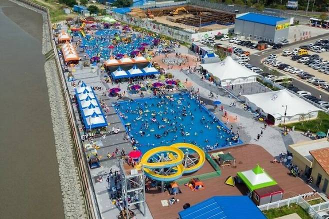 전북 군산시 소룡동 야외 수영장 모습. 군산시 제공