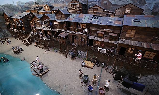 청계천박물관에 전시 중인 1960∼1970년대 청계천 판자촌 미니어처 모습.