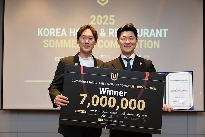 우승자 배성민 소믈리에(오른쪽)와 이상준&nbsp;&nbsp; 한국소믈리에협회 회장.
