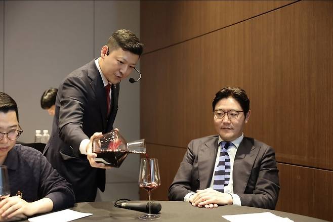 김주용 소믈리에 와인 서비스.
