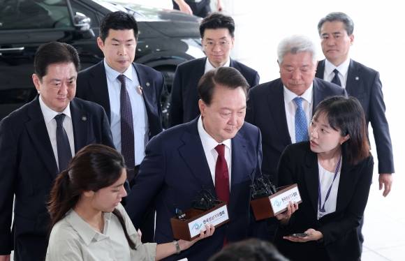 포토라인 선 윤석열 - 윤석열 전 대통령이 28일 피의자 신분으로 내란특검 조사를 받기 위해 서울 서초구 서울고검 청사로 출석하고 있다. 연합뉴스