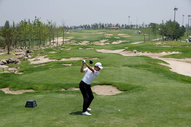 1번 홀 티샷하는 김백준. 사진 제공=KPGA