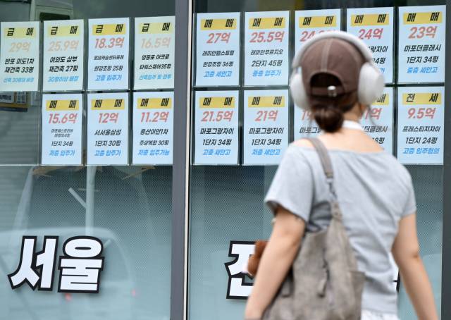 정부가 가계부채 관리 강화 방안을 발표한 27일 서울 시내의 한 부동산에 매물들이 게시돼 있다. 성형주 기자