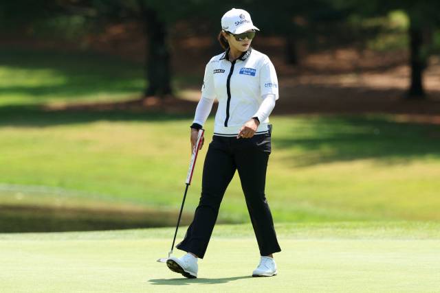 그린을 파악하고 있는 임진희. 사진 제공=AFP연합뉴스