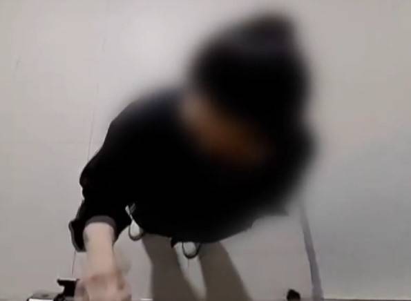 일반 가정집 스토킹 행각으로 경찰에 체포된 전직 여경 A씨. TV조선 영상 캡처