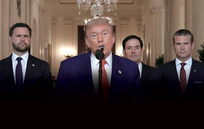 6월21일 미국 워싱턴DC 백악관 이스트룸에서 도널드 트럼프 대통령이 이스라엘의 이란 핵 프로그램 무력화 작전과 관련해 연설하고 있다. 뒤는 왼쪽부터 JD 밴스 부통령, 마르코 루비오 국무장관, 피트 헤그세스 국방장관. ⓒAP 연합