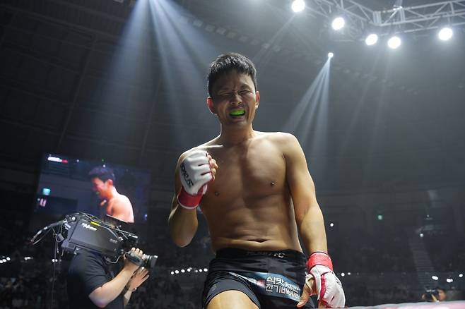 윤형빈이 28일 서울 장충체육관에서 열린 ‘굽네 로드FC 073’ 2부 6경기 스페셜 이벤트 매치에서 밴쯔를 제압한 뒤 케이즈 위에 올라 기쁨을 누리고 있다. 사진제공｜로드FC