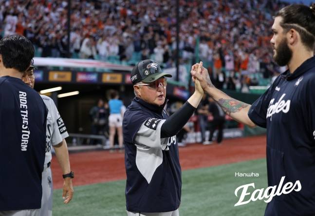 한화 김경문 감독(가운데)이 28일 인천 SSG전을 승리한 뒤 코디 폰세와 하이파이브 하고 있다. /사진=한화 이글스 제공