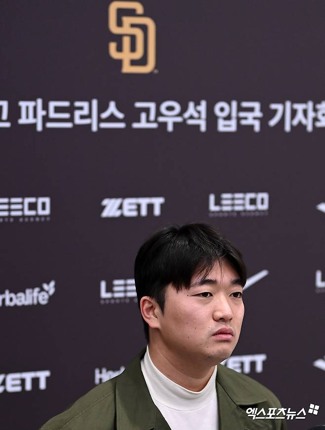 미국프로야구 메이저리그(MLB) 샌디에이고 파드리스에 입단한 '파이어볼러' 고우석이 6일 오전 인천국제공항을 통해 귀국했다.  고우석은 4일 샌디에이고와 2년 총액 450만 달러(약 59억원) 계약에 합의했다. 2024년과 2025년 연봉은 각각 175만 달러, 225만 달러로 상호 옵션 실행 시 고우석은 2026년 연봉 300만 달러를 받는다. 옵션이 실행되지 않을 경우 고우석은 바이아웃 금액 50만 달러를 수령한다. 2024~2026년 인센티브 금액까지 포함하면 최대 940만 달러를 받을 수 있다. 엑스포츠뉴스 DB