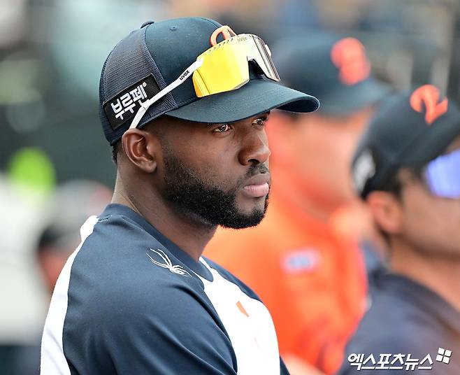 14일 오후 대전 한화생명 볼파크에서 열린 '2025 신한 SOL Bank KBO리그' LG 트윈스와 한화 이글스의 경기, 한화 플로리얼이 경기를 지켜보고 있다. 엑스포츠뉴스 DB