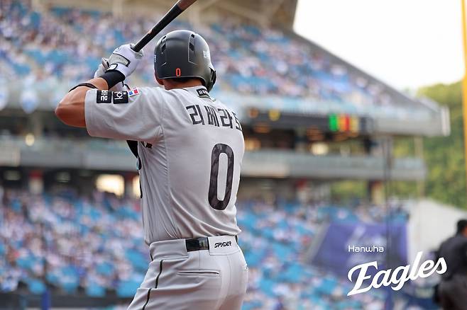 한화 이글스 외국인 타자 루이스 리베라토가 27일 인천SSG랜더스필드에서 열린 2025 신한 SOL Bank KBO리그 SSG 랜더스와의 시즌 7차전에 2번타자 겸 중견수로 선발 출전해 4타수 2안타 1볼넷 1득점을 기록했다. 리베라토의 시즌 타율은 0.385에서 0.412로 상승했다. 한화 이글스