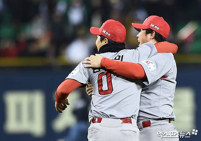 12일 오후 서울 송파구 잠실야구장에서 열린 '2018 신한은행 MY CAR KBO 포스트시즌' SK 와이번스와 두산 베어스의 한국시리즈 6차전 경기, 연장 13회초 한동민의 솔로 홈런에 힘입어 SK가 8년만의 한국시리즈 우승을 차지했다.  경기 종료 후 SK 김강민과 최정이 우승의 기쁨을 나누고 있다. 엑스포츠뉴스 DB