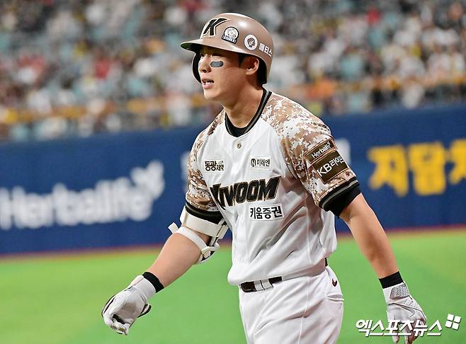 지난 26일 오후 서울 구로구 고척스카이돔에서 열린 '2025 신한 SOL Bank KBO리그' KIA 타이거즈와 키움 히어로즈의 경기, 5회말 1사 1,3루 키움 이주형이 내야땅볼을 친 후 1루에서 세이프되고 있다. 엑스포츠뉴스 DB