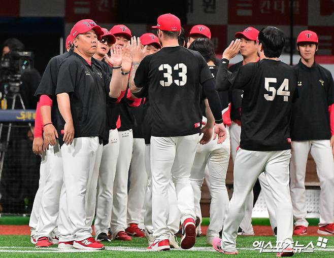 25일 오후 서울 구로구 고척스카이돔에서 열린 '2025 신한 SOL Bank KBO리그' KIA 타이거즈와 키움 히어로즈의 경기, KIA가 키움에 6:3으로 승리하며 전날의 패배를 설욕했다.  이날 경기에서 승리한 KIA 이범호 감독이 선수단과 하이파이브를 하고 있다. 엑스포츠뉴스 DB