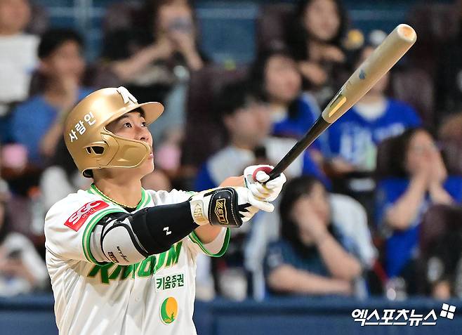 지난 27일 오후 서울 구로구 고척스카이돔에서 열린 2025 신한 SOL Bank KBO리그 삼성 라이온즈와 키움 히어로즈의 경기, 8회말 2사 1루 키움 송성문이 역전 투런 홈런을 날렸다. 엑스포츠뉴스 DB