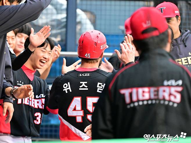 19일 오후 서울 송파구 잠실야구장에서 열린 '2025 신한 SOL Bank KBO리그' KIA 타이거즈와 두산 베어스의 경기, 4회초 2사 1루 KIA 위즈덤이 변우혁의 1타점 2루타때 득점에 성공한 후 더그아웃에서 하이파이브를 하고 있다. 엑스포츠뉴스 DB