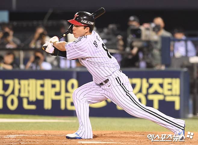 12일 오후 서울 송파구 잠실야구장에서 열린 '2025 신한 SOL Bank KBO리그' SSG 랜더스와 LG 트윈스의 경기, 5회말 2사 2,3루 LG 문성주가 동점 적시타를 날리고 있다. 엑스포츠뉴스 DB