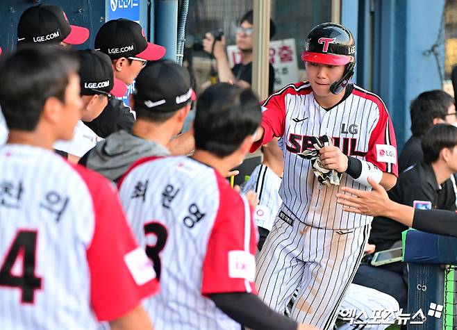22일 오후 서울 송파구 잠실야구장에서 열린 '2025 신한 SOL Bank KBO리그' 두산 베어스와 LG 트윈스의 경기, 3회말 1사 만루 LG 이주헌이 김현수의 밀어내기 볼넷때 득점에 성공하고 있다. 엑스포츠뉴스 DB