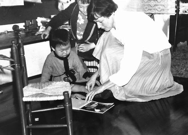 미샤와 그의 오빠와 엄마 [탐구당 제공. 재판매 및 DB금지]