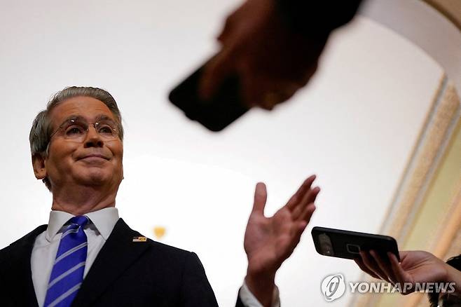 27일(현지시간) 취재진 질의 받는 스콧 베선트 미 재무장관 [워싱턴 로이터=연합뉴스. 재판매 및 DB 금지]