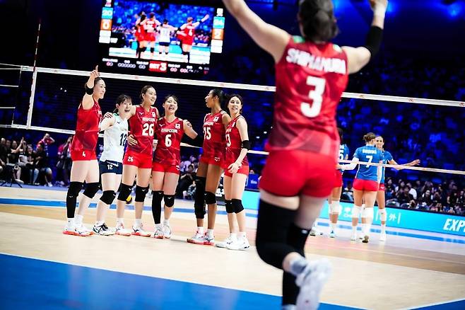 승리에 환호하는 일본 대표팀의 시마무라(앞쪽 3번 선수) [FIVB 홈피 캡처. 재판매 및 DB 금지]