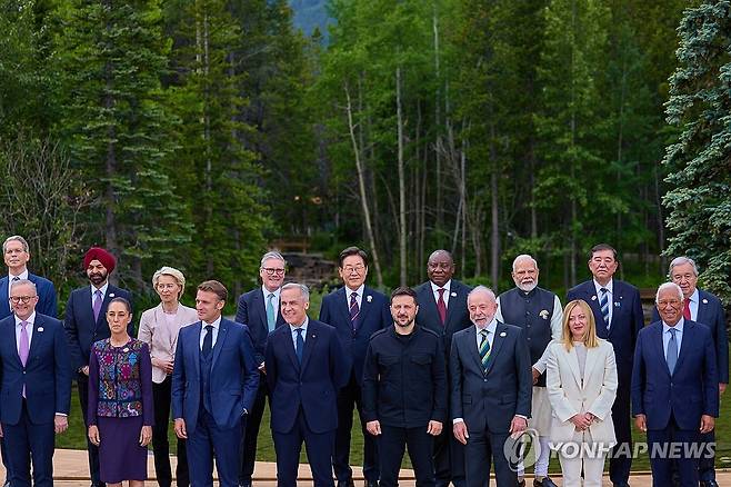 이재명 대통령, G7 정상회의 기념촬영 (캐내내스키스[캐나다]=연합뉴스) 홍해인 기자 = 이재명 대통령(뒷줄 가운데)이 17일(현지시간) 캐나다 앨버타주 캐내내스키스 주요 7개국(G7) 정상회의장에서 G7 및 초청국 정상들과 기념촬영을 하고 있다. 2025.6.18 [공동취재] hihong@yna.co.kr