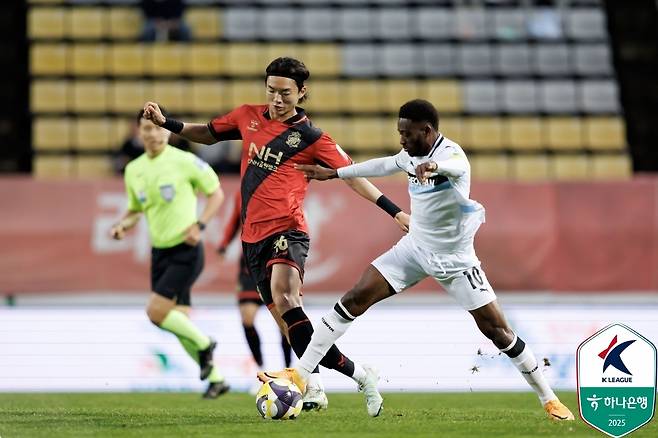 이강희(가운데)가 경남FC에서 뛰던 모습. [한국프로축구연맹 제공. 재판매 및 DB 금지]