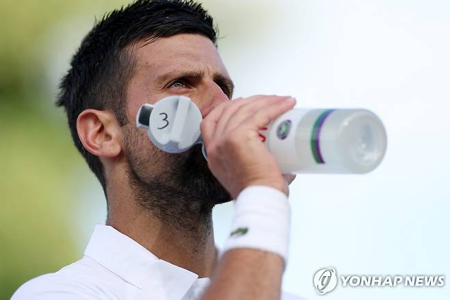 훈련 도중 물을 마시는 조코비치 [로이터=연합뉴스]