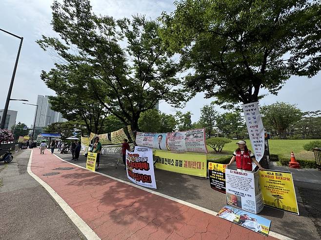 대통령실 인근 전쟁기념관 앞에서 1인시위 하는 시민들 [촬영 장보인]