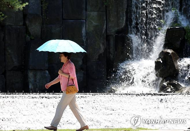 내리쬐는 햇볕에 양산 쓴 시민 [연합뉴스 자료사진]