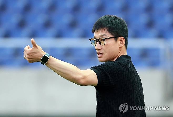 지시하는 이정효 감독 [연합뉴스 자료사진]