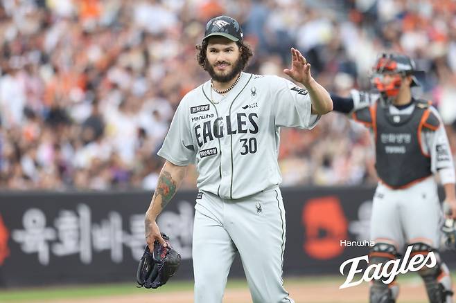 한화 에이스 폰세 (서울=연합뉴스) 한화 이글스 에이스 폰세가 28일 인천 SSG랜더스필드에서 열린 프로야구 SSG 랜더스와 방문 경기에서 이닝을 마친 뒤, 웃으며 더그아웃으로 들어가고 있다. [한화 이글스 제공. 재판매 및 DB금지]