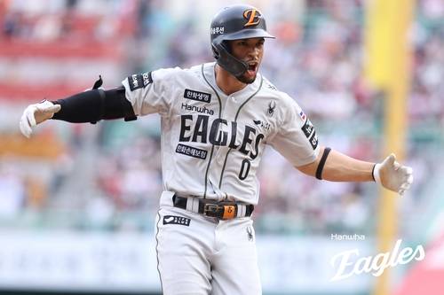 리베라토, 역전 3점포 (서울=연합뉴스) 한화 외국인 타자 리베라토가 28일 인천 SSG랜더스필드에서 열린 프로야구 SSG와 방문 경기, 6회초 역전 3점 홈런을 친 뒤 기뻐하고 있다. [한화 이글스 제공. 재판매 및 DB금지]