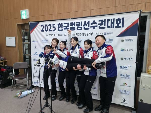 경기도청 여자컬링팀이 27일 2025 한국컬링선수권대회에서 춘천시청을 꺾고 우승 세레머니를 하고 있다. 왼쪽부터 김은지, 설예지, 김수지, 김민지, 설예은, 신동호 감독. 2025.6.27 /이영선기자 zero@kyeongin.com