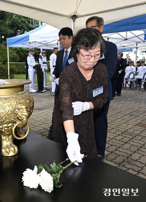 29일 평택시 해군 2함대사령부 충무동산에서 열린 ‘제2연평해전 승전 23주년 기념식‘에서 참석자들이 헌화하고 있다. 2025.6.29 /최은성기자 ces7198@kyeongin.com